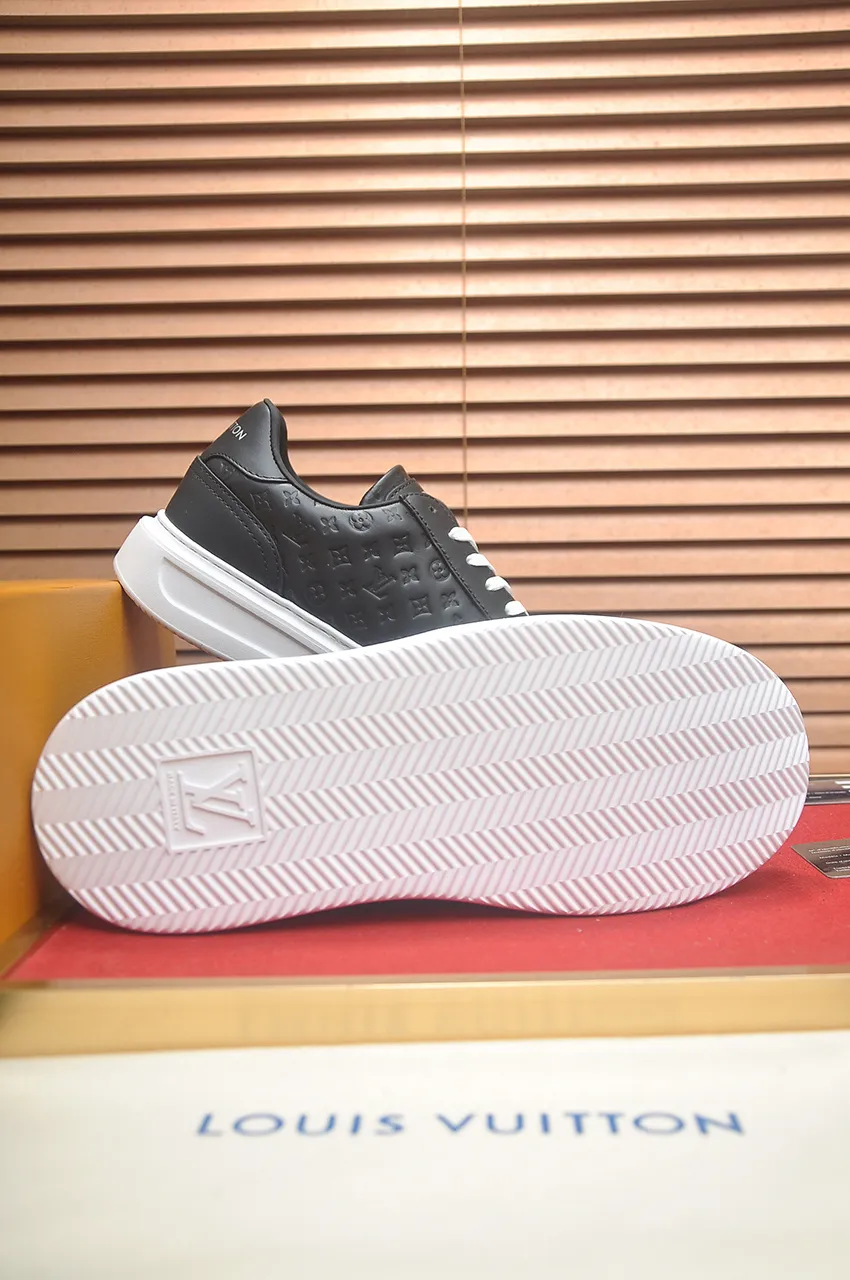 Men's men's shoes 💰640💶Original development, quality shipping, welcome to compare - LV sneaker series sports shoes introduce the loose silhouette of the ready-to-wear series into the spring and summer men's wear shows and make an eye-catching appearance. The cow leather upper is combined with rough fabric laces, and colorful beading highlights the brand's classic elements. LV letters mark the tongue and Monogram floral outsole. Mixed materials Made of top-grain cowhide, thick shoelace design, large Monogram print on the side, mesh lining and cotton feet, the comfort is as extreme as ever, premium heritage, quality first, worth owning! Size: Men’s 38-45 (45 is custom-made and cannot be returned or exchanged)